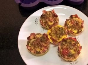 Una foto de Cestitas de panceta, ají, cebolla, tomates cherry y huevos. Para dieta paleo