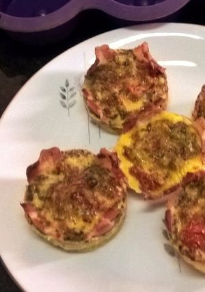 Una foto de Cestitas de panceta, ají, cebolla, tomates cherry y huevos. Para dieta paleo