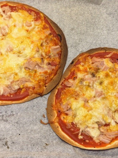 Una foto de Pizza en tortita de trigo 🍕🍕