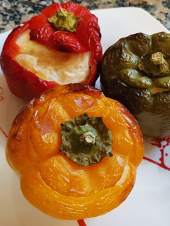 Una foto de Pimientos tricolor rellenos de tortilla de patata al horno
