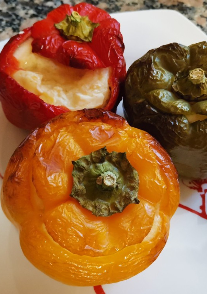 Una foto de Pimientos tricolor rellenos de tortilla de patata al horno