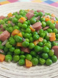 Una foto de Guisantes con salchichas de pavo