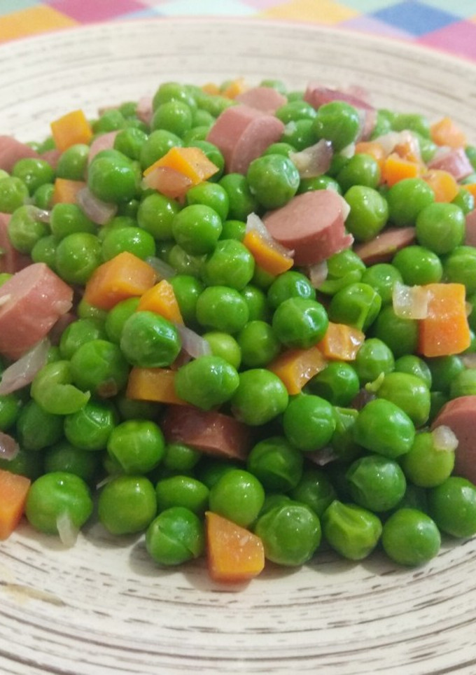 Una foto de Guisantes con salchichas de pavo
