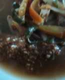 Caldo de pierna con chile cascabel o bola y cerveza ranchero