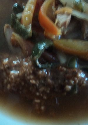 Una foto de Caldo de pierna con chile cascabel o bola y cerveza ranchero