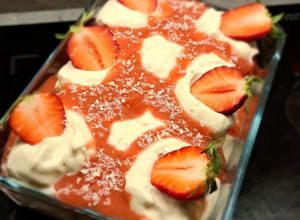 O poză a rețetei Tiramisu delicios cu căpșuni fara ou.