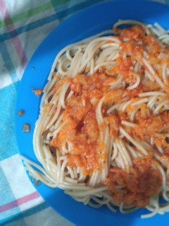 Una foto de Salsa de tomate natural y zanahoria rallada 🥕🍝