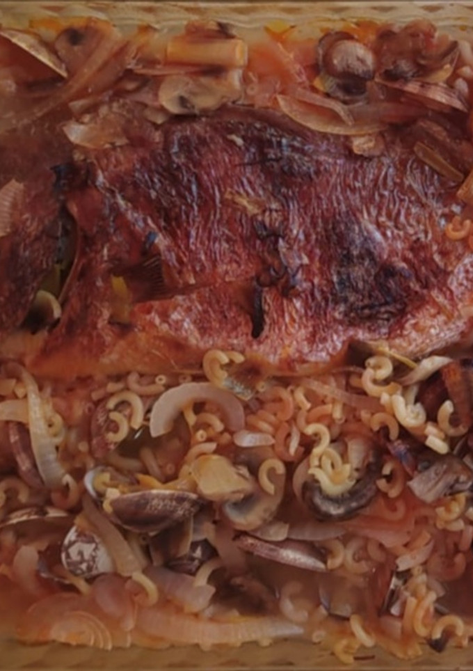 Una foto de Pargo con fideuá, almejas y champiñones