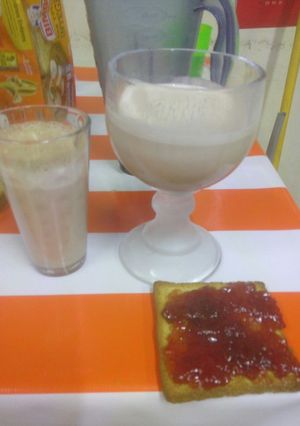 Una foto de Cena mi Licuado con pan integral y mermelada a la Mario, s