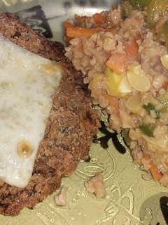 Una foto de Guarnición de soja y zapallitos con hamburguesas de lentejas