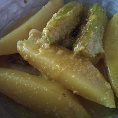 A picture of Pointed gourd and potatoes curry.