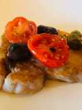 Tranci di pesce spada con pomodorini, olive taggiasche e capperi