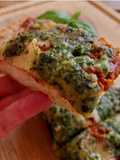 Focaccia casera de boloñesa, queso y pesto