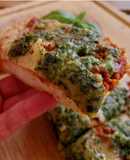 Focaccia casera de boloñesa, queso y pesto