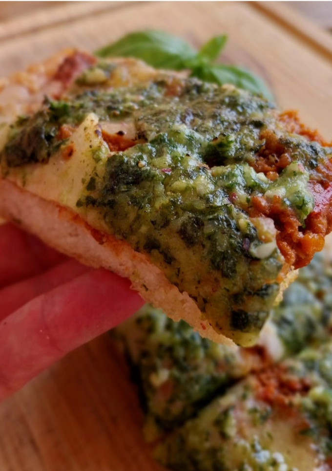 Una foto de Focaccia casera de boloñesa, queso y pesto