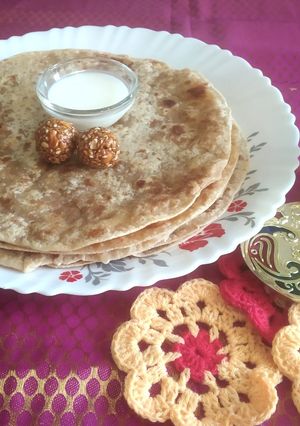 तीळाची खुशखुशीत पोळी (Tilachi Poli Recipe In Marathi) रेसिपी चे मुख्य फोटो 