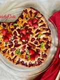 Dolce allo yogurt con fragole fresche e mirtilli disidratati