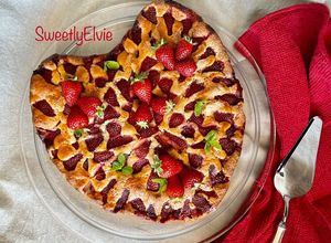 Foto di Dolce allo yogurt con fragole fresche e mirtilli disidratati