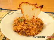 Una foto de risotto con salsa de tomate