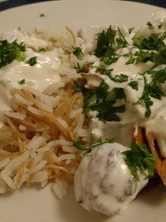 Una foto de Albóndigas con salsa de yogurt y ajo
