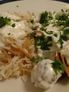 Una foto de Albóndigas con salsa de yogurt y ajo