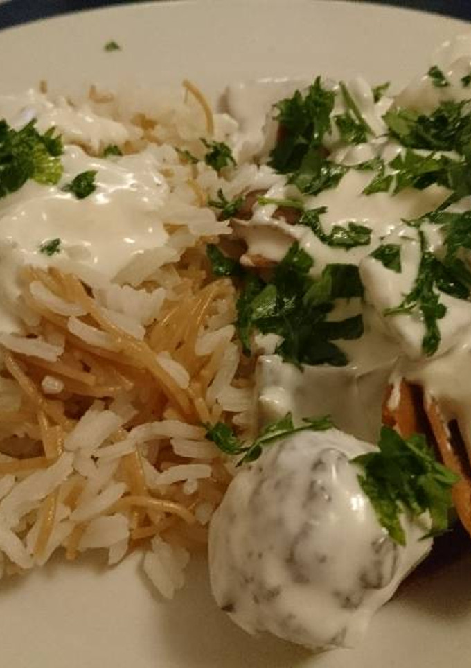 Una foto de Albóndigas con salsa de yogurt y ajo