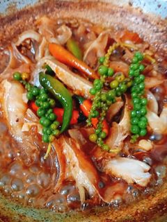 Hình của món Lườn cá hồi kho tiêu.