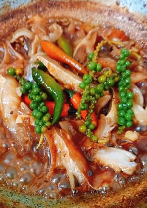 Hình của món Lườn cá hồi kho tiêu.