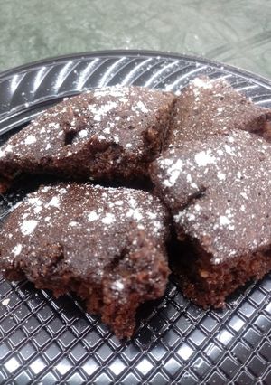 Una foto de Brownie con harina integral y sin azúcar!