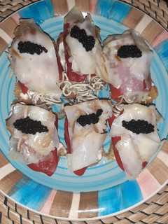 Una foto de Tosta pimientos del piquillo con gulas, panceta y caviar