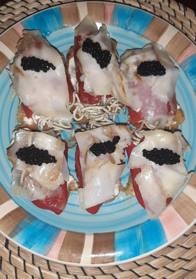 Una foto de Tosta pimientos del piquillo con gulas, panceta y caviar