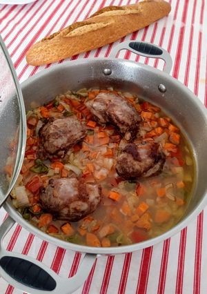 Una foto de Galtas de cerdo con verduras