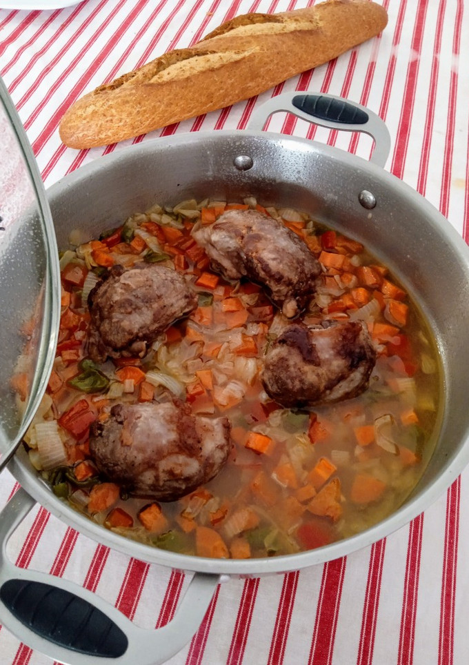 Una foto de Galtas de cerdo con verduras