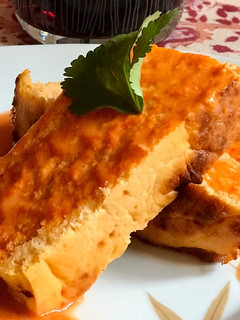 Una foto de Pastel de merluza y gambas con salsa de piquillos