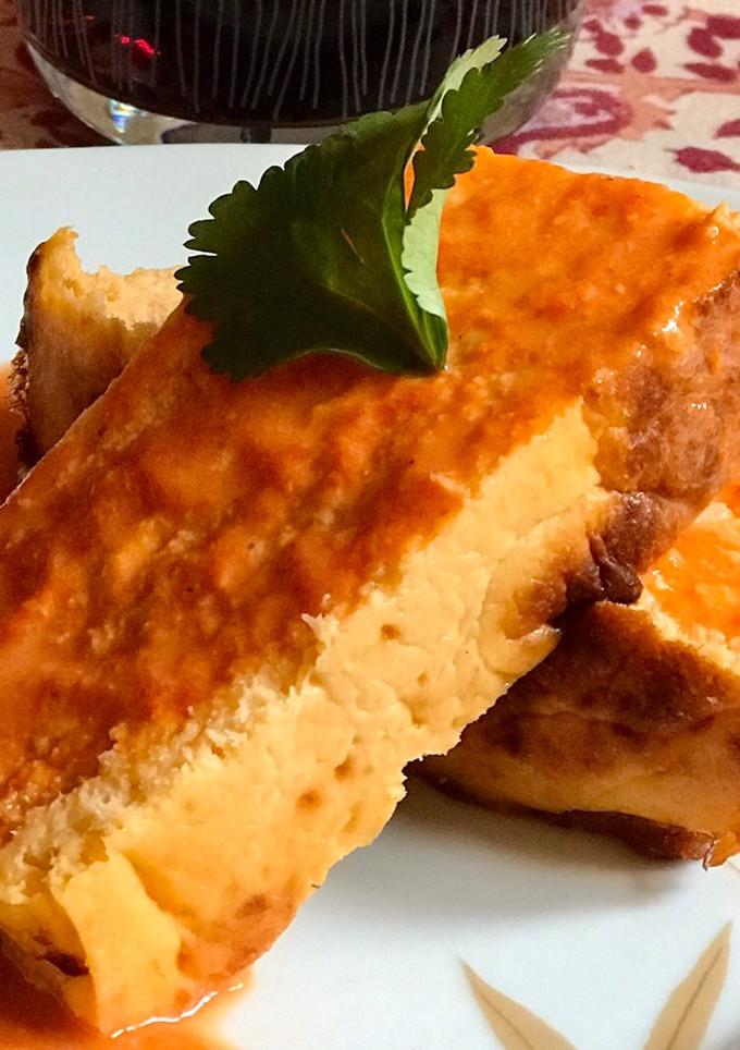 Una foto de Pastel de merluza y gambas con salsa de piquillos