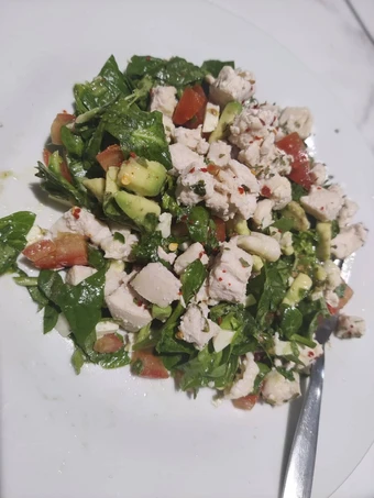 Easy Way Prepare Spinach Chicken, Avocado, Tomato, Goat Cheese Salad, Drizzled in Olive Oil the Can Spoil the Tongue You can take Joss in your mouth