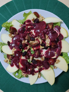 Una foto de Ensalada de frutas y queso de cabra