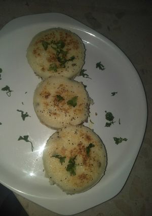 A picture of Idli sandwich/idli burger.