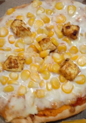A picture of Cheese and corn pizza.