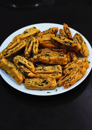 A picture of Methi Leaves Layered Mathri.