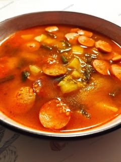 Zöldséges tarhonya leves kolbásszal gluténmentesen recept fotója