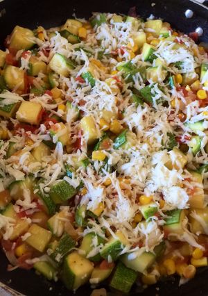 Una foto de Calabacitas con elote y tomate