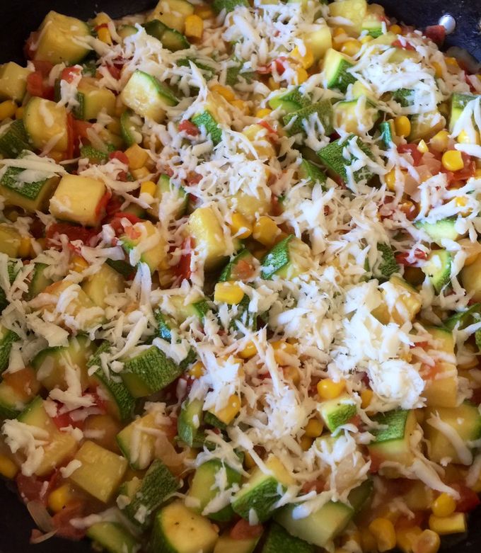 Una foto de Calabacitas con elote y tomate