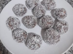 Una foto de Trufas de coco, banana y cacao