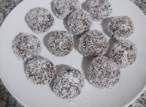 Una foto de Trufas de coco, banana y cacao