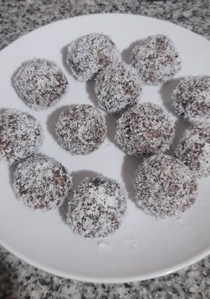 Una foto de Trufas de coco, banana y cacao