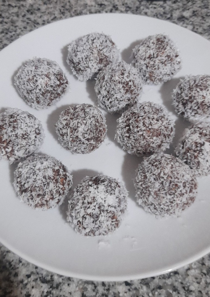 Una foto de Trufas de coco, banana y cacao