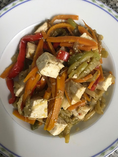 Una foto de Verduras salteadas con tofu