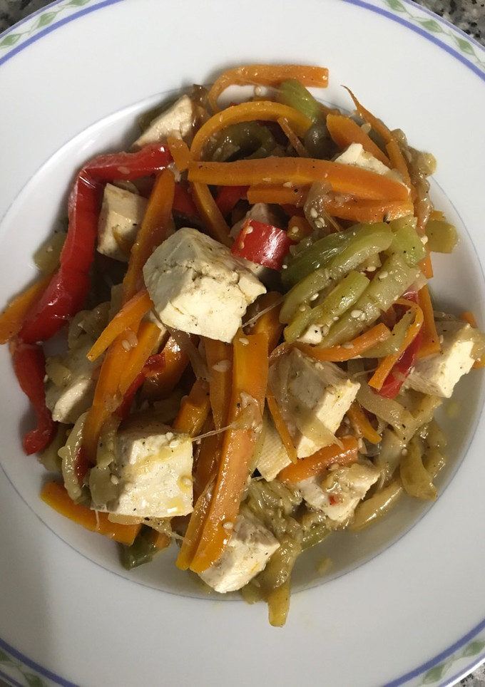 Una foto de Verduras salteadas con tofu