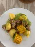 Costillas con piñas, papas y mojo verde